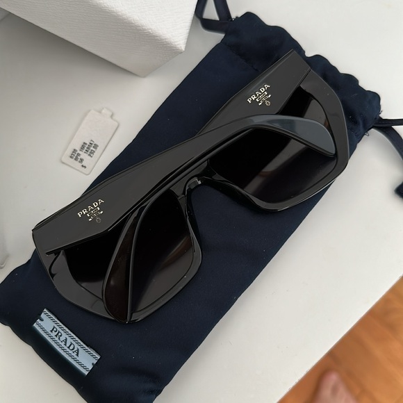 PRADA sunnies SM 23’ - Picture 2 of 3